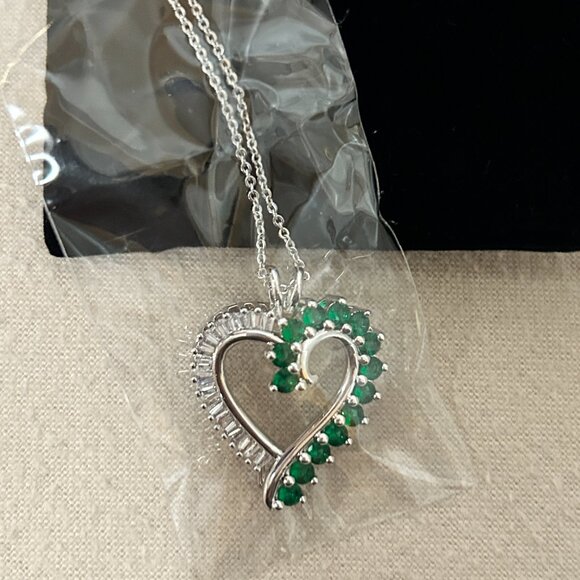 *** NEW *** Heart Pendant Necklace - Picture 1 of 5